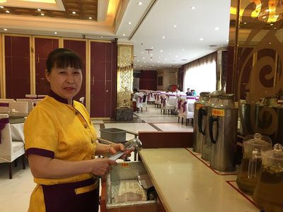 年輕面孔難覓，銀發(fā)身影成景 餐飲業(yè)服務(wù)崗的“年齡斷層”與轉(zhuǎn)型